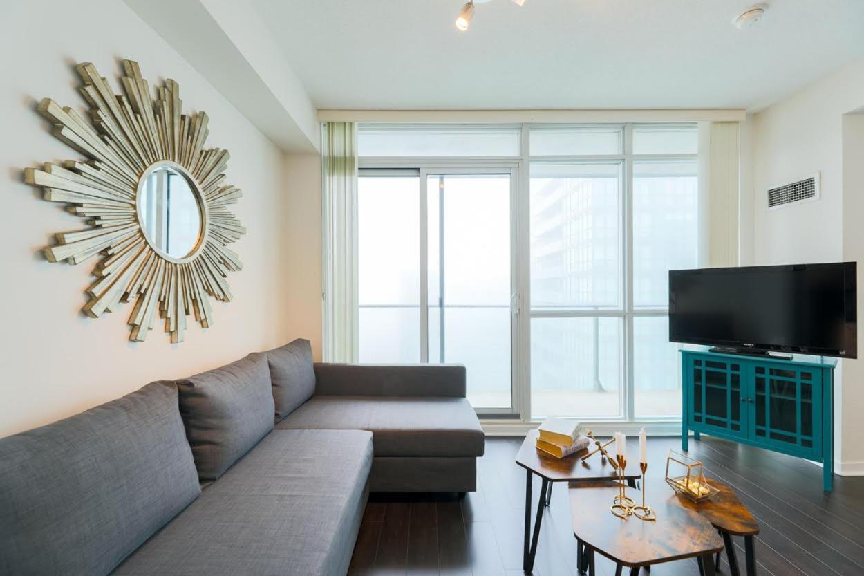 Skyline Elegance Condo Toronto Exterior foto