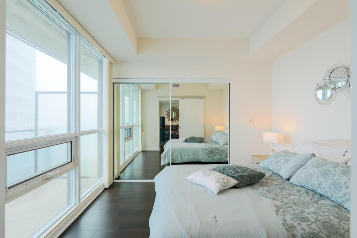 Skyline Elegance Condo Toronto Exterior foto